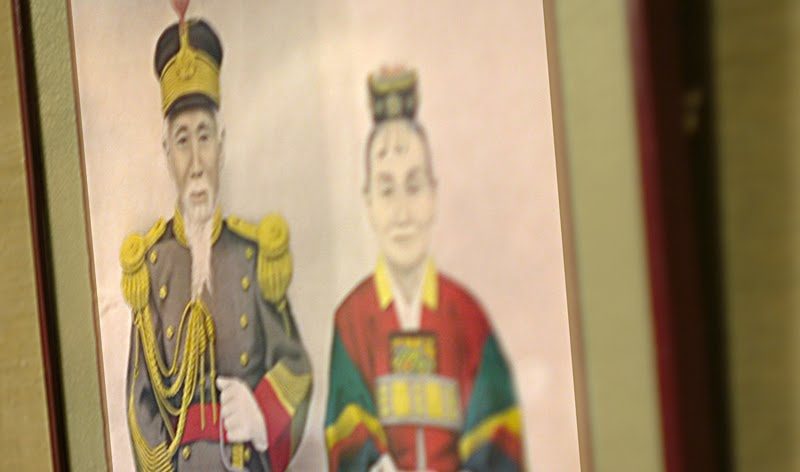 Once you enter the Yun’s hanok, 5 generations of noble family history whisper softly to you from its walls.