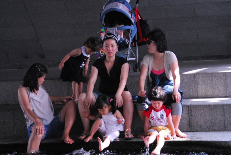 Everyone loves to lounge on the Cheongyecheon. It’s quite nice. Above is the before shot…hmmm…water…hot kids… Hey! I have an idea!
