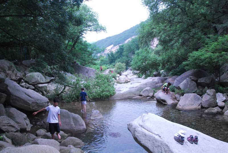 Bukan San (san means mountain) is about a 30 minute train ride from Samcheong-dong where we live. It is a huge park with lots of trails, streams, temples, shops and restaurants. It has something for everyone.